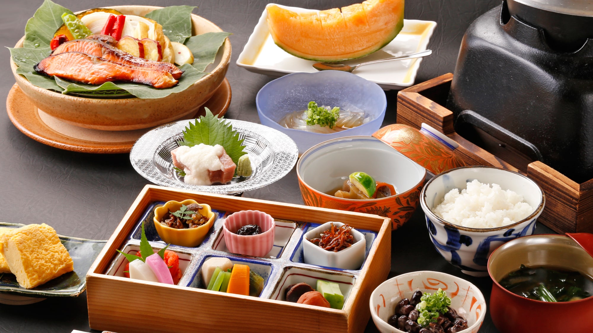 [Breakfast example / Japanese food] Assortment of 6 kinds of rice that goes well with our secret miso-marinated grilled salmon and hot pot-cooked rice (image)