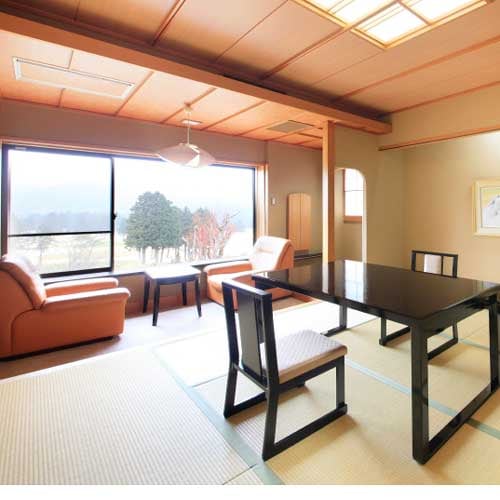 [風扇] 房間是日西合璧的房間，您可以從寬闊的邊緣俯瞰大箱根鄉村俱樂部的綠色植物。