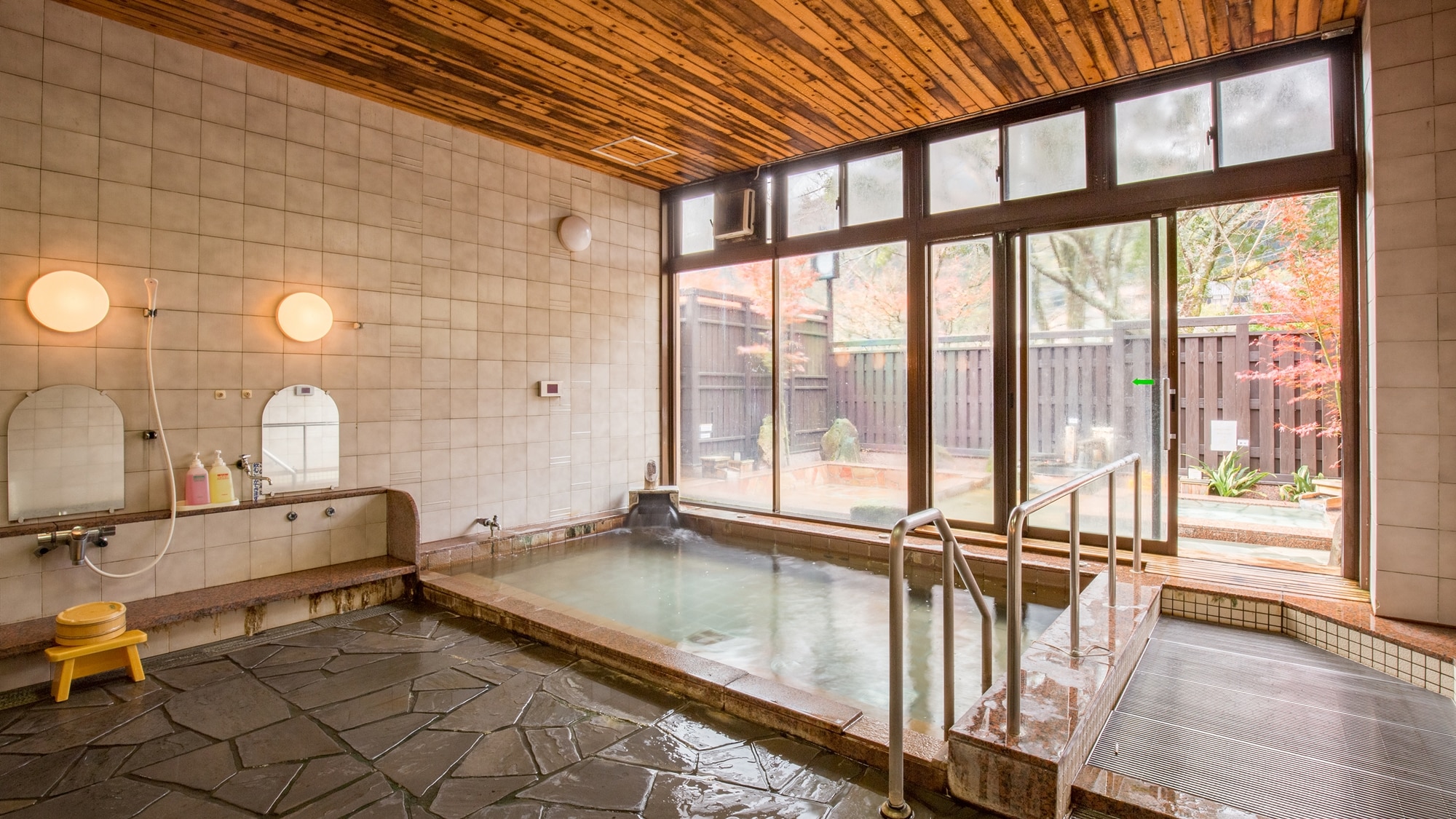 [Large bath] This is a colorless and transparent sulfur spring that is said to be a famous hot spring. You can also drink the spring water.