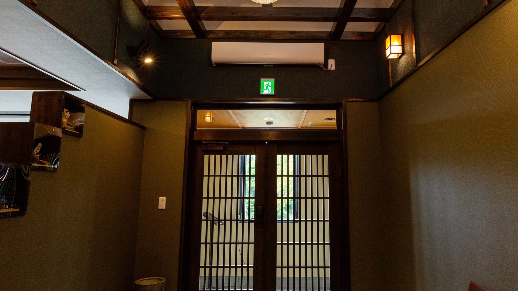 [1st floor entrance] Gentle light pours in from the atrium on the 2nd floor
