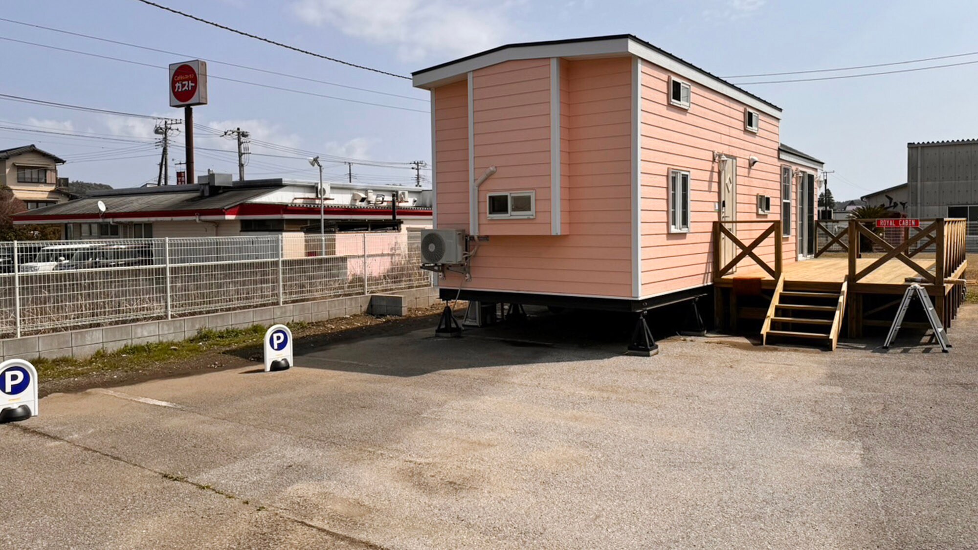 ・[ROYAL Cabin] ภายนอกตกแต่งด้วยธีมสีชมพู มีที่จอดรถให้คุณเดินทางด้วยรถยนต์ได้อย่างสบายใจ