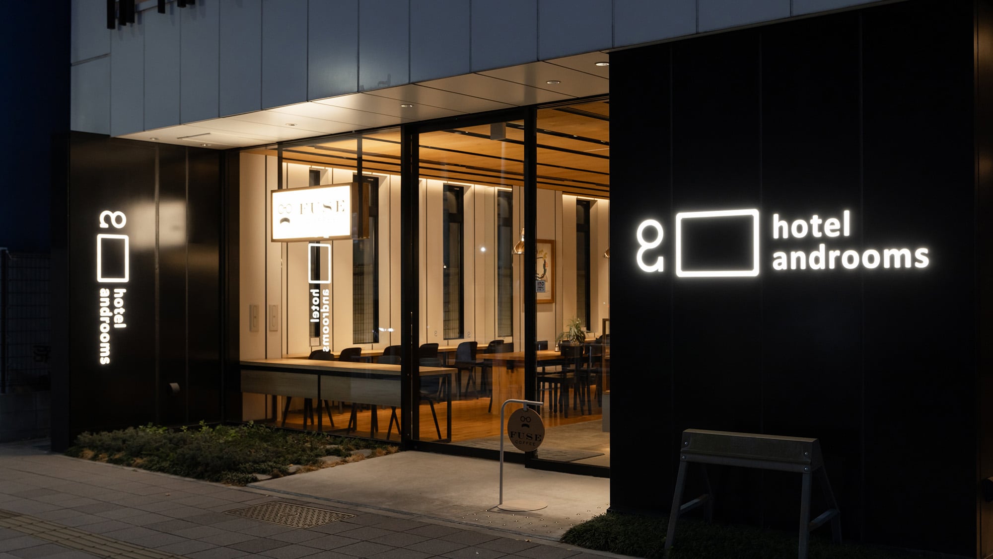 【外観】ホテル＆カフェエントランス（夜）