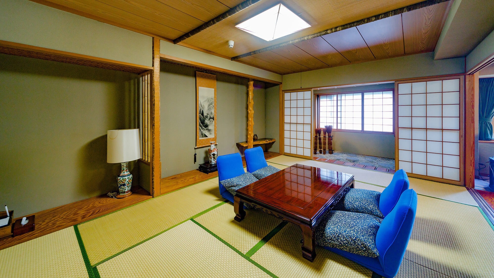 【本館】頂樓特別房間A / 本館最高級的日式和西式房間，設有客廳和廚房。