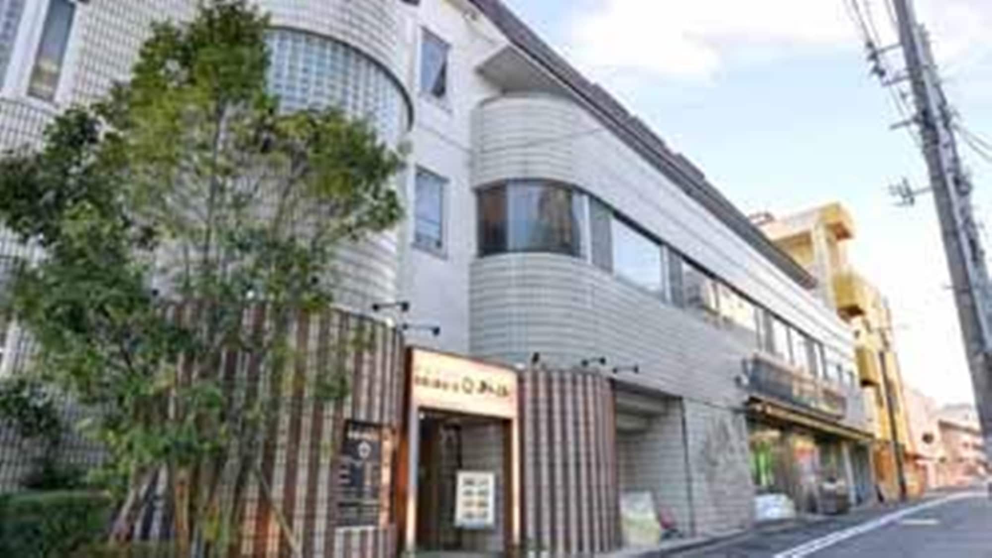 * Welcome to Hotel Amimoto! The green that weeps next to the entrance is a landmark.