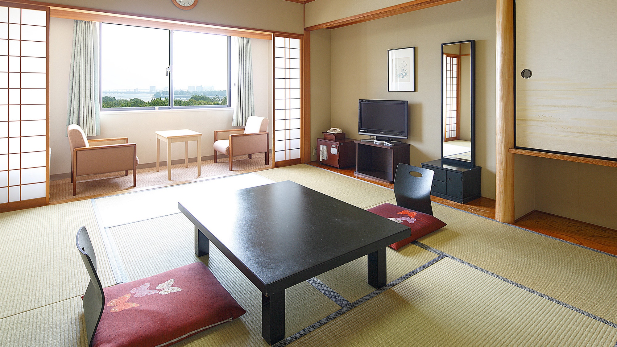 [Japanese-style room] With veranda (inner edge). A calm appearance reminiscent of an inn.