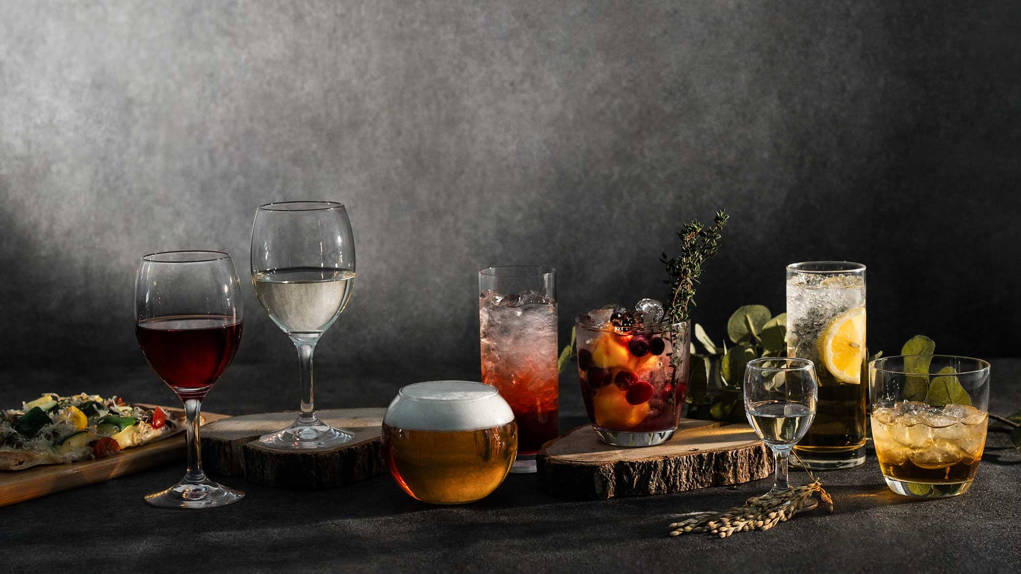 At the dinner buffet, you can enjoy free-flow alcoholic and soft drinks (with some exceptions).