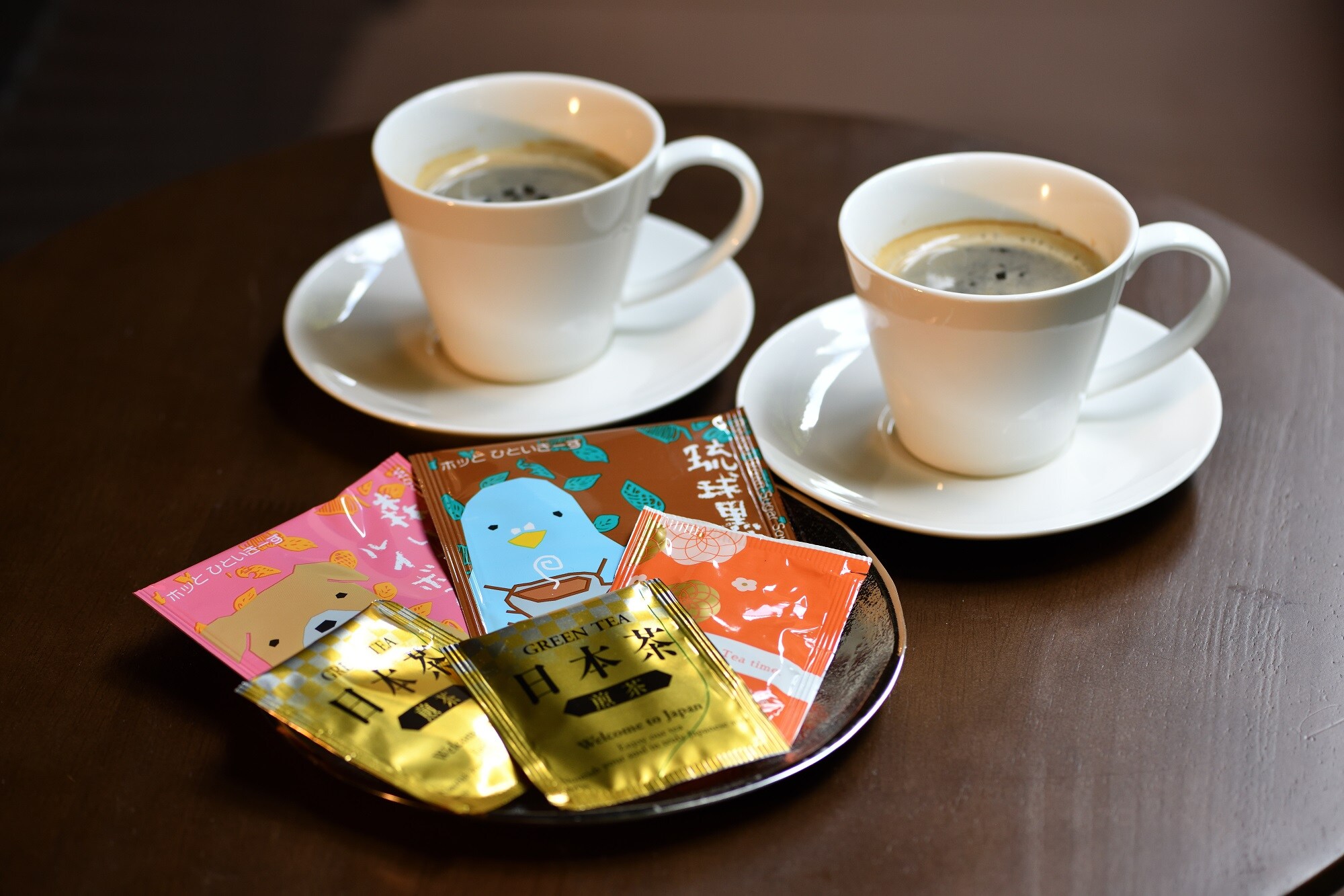 At Kangetsutei and Semi-Suite, coffee and tea are provided in the rooms.