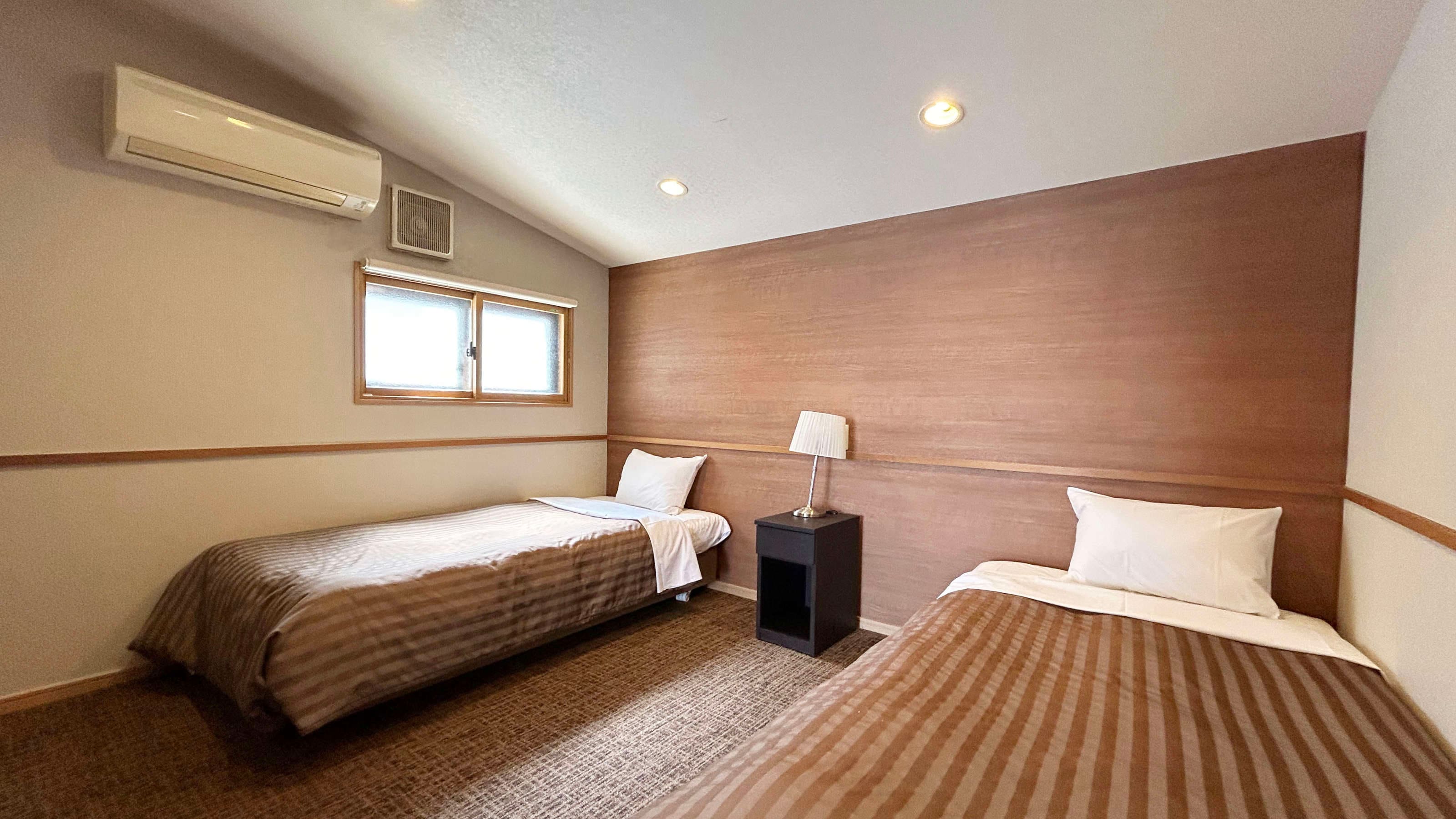 [Special room, top floor] Japanese-style room with 24 tatami mats + twin (use stairs)