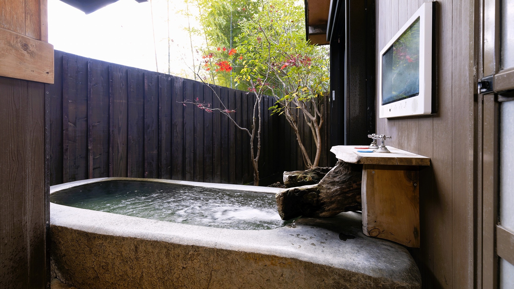 [Japanese-style room] With semi-open-air bath