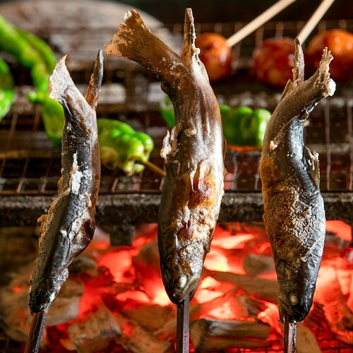 爐火上烤好的美味鱒魚