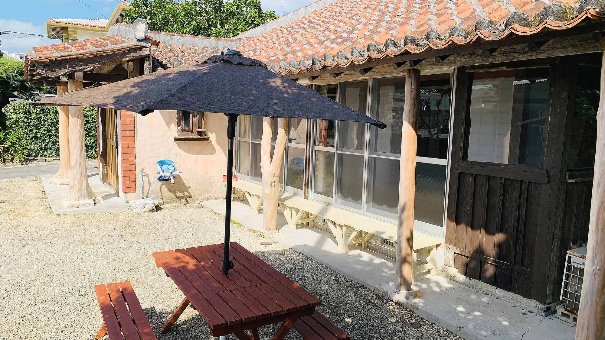 ・ "Main building" garden: Relax while looking at the red tiled roof ♪