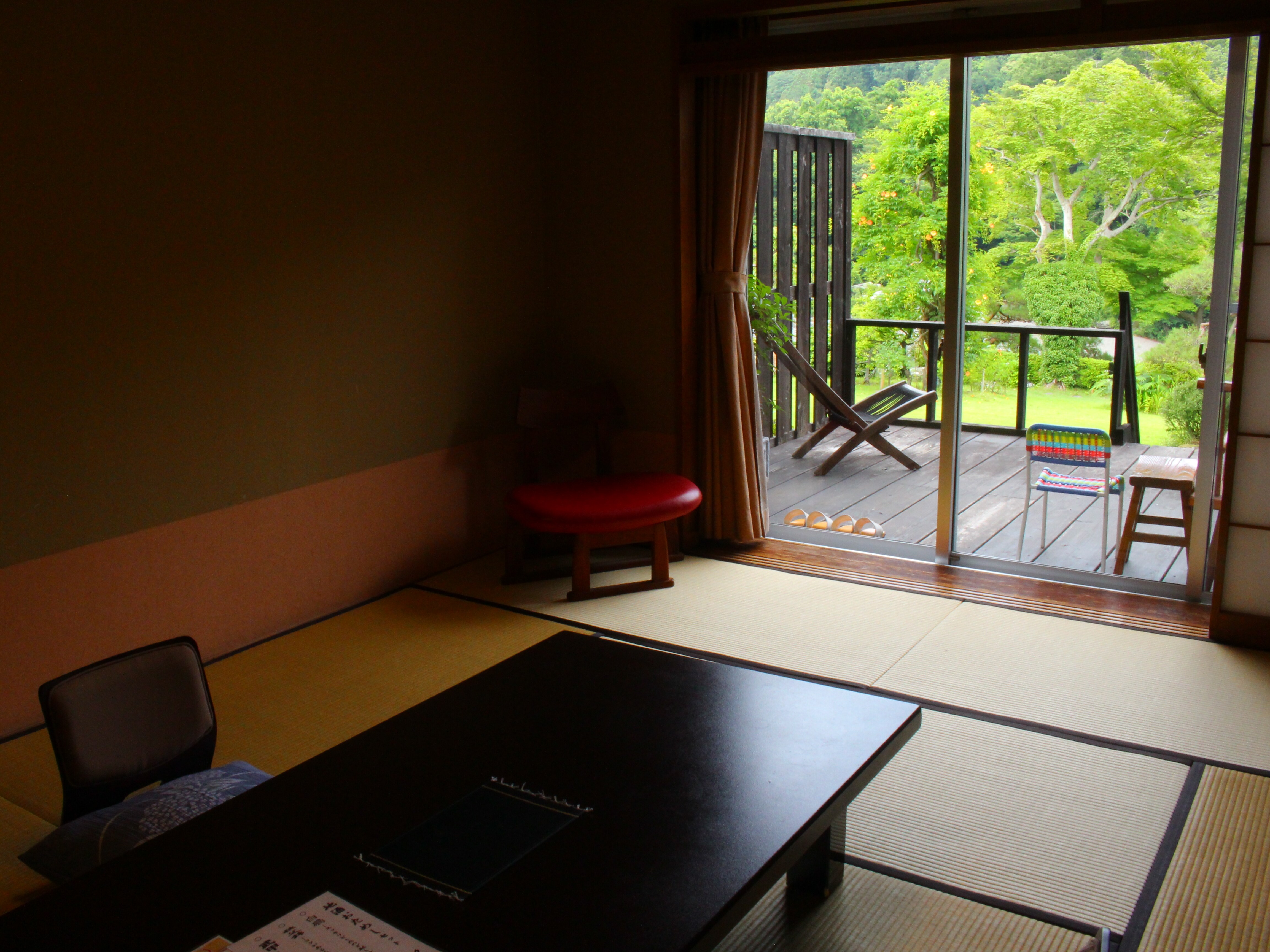 1F 102室設有木甲板和通往花園的樓梯