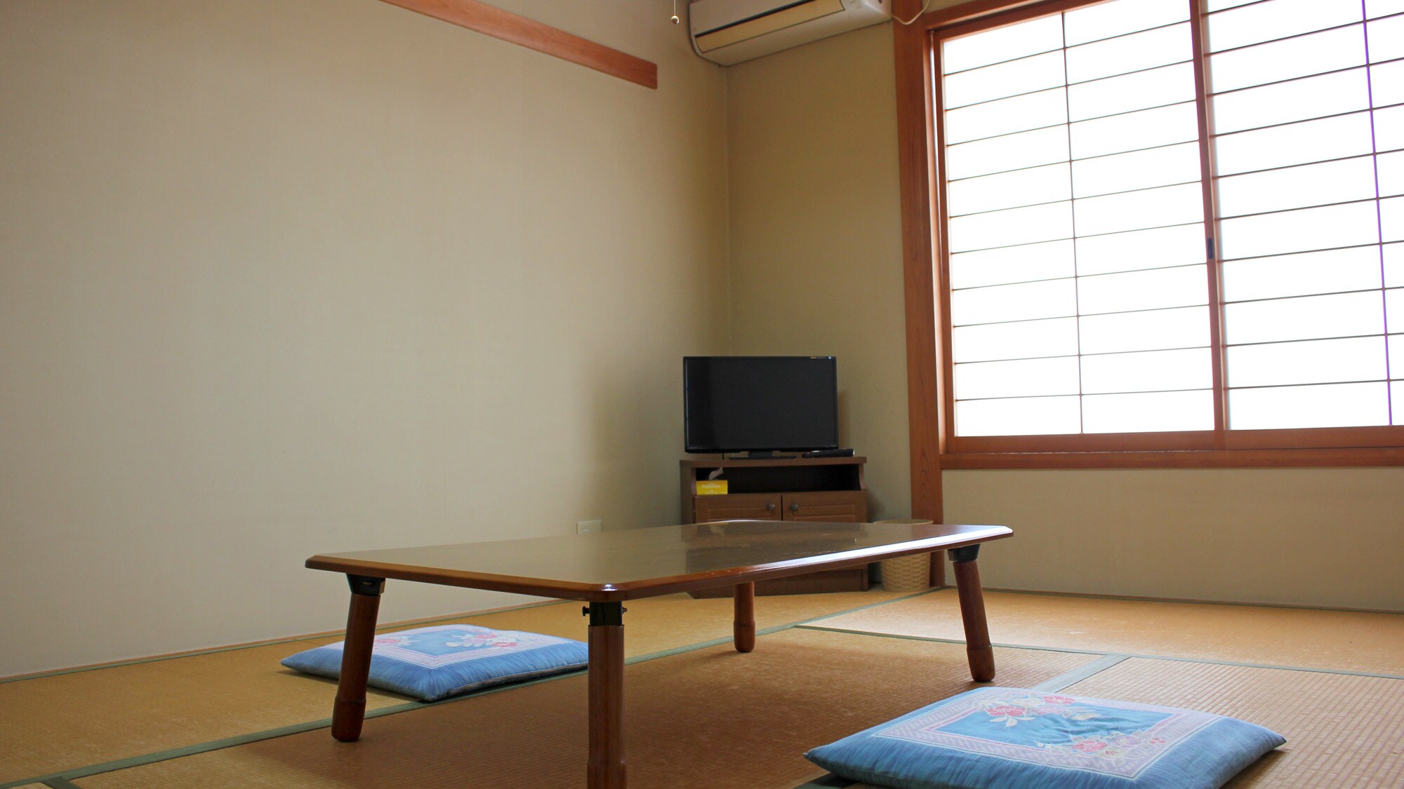 * [6 tatami Japanese-style room] A pure Japanese-style room with a gentle and warm atmosphere. Perfect for couples, spouses, or friends on sightseeing trips.