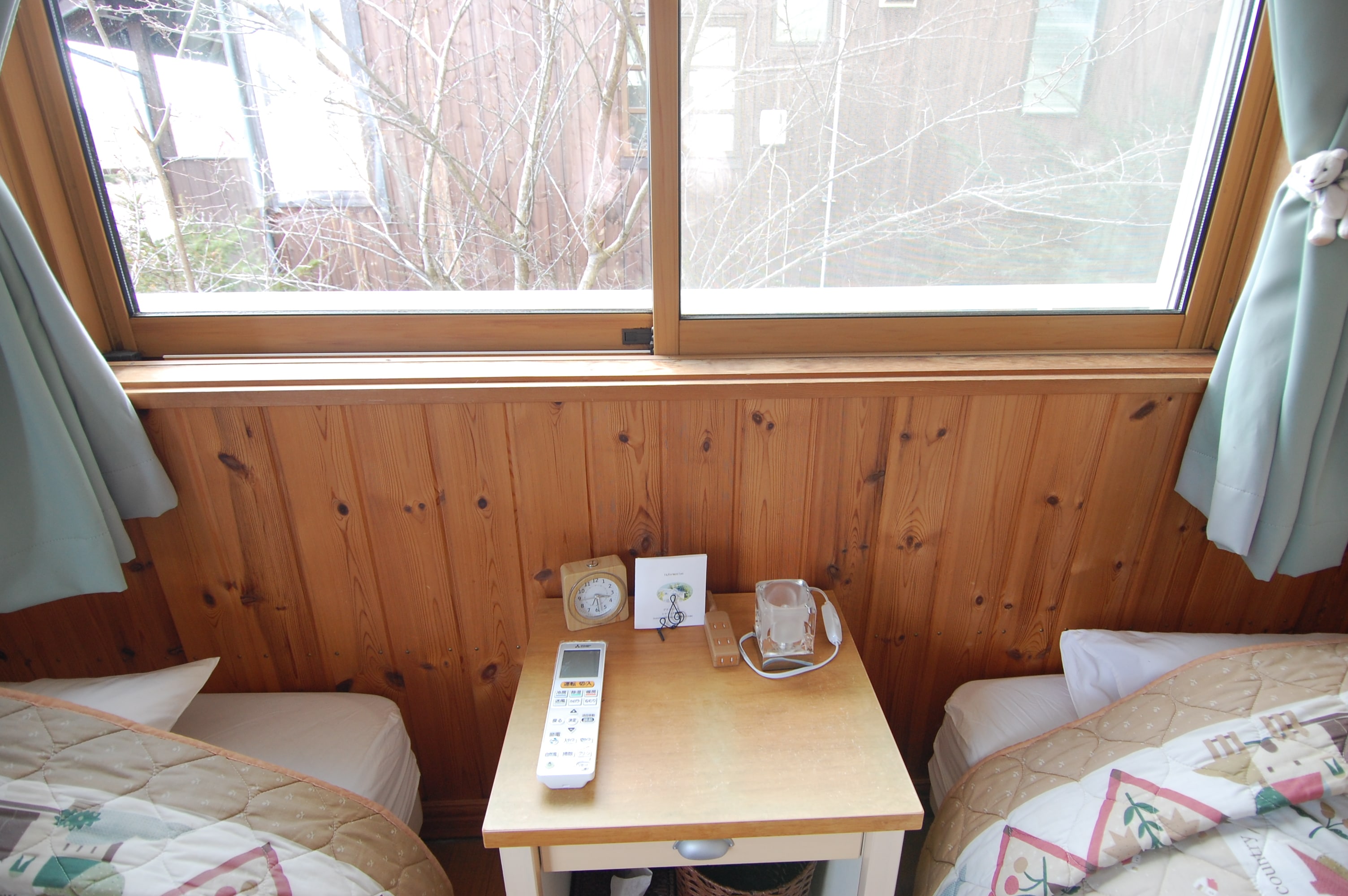 A room where you can feel the warmth of wood. Wake up to the sounds of birds singing in the morning!