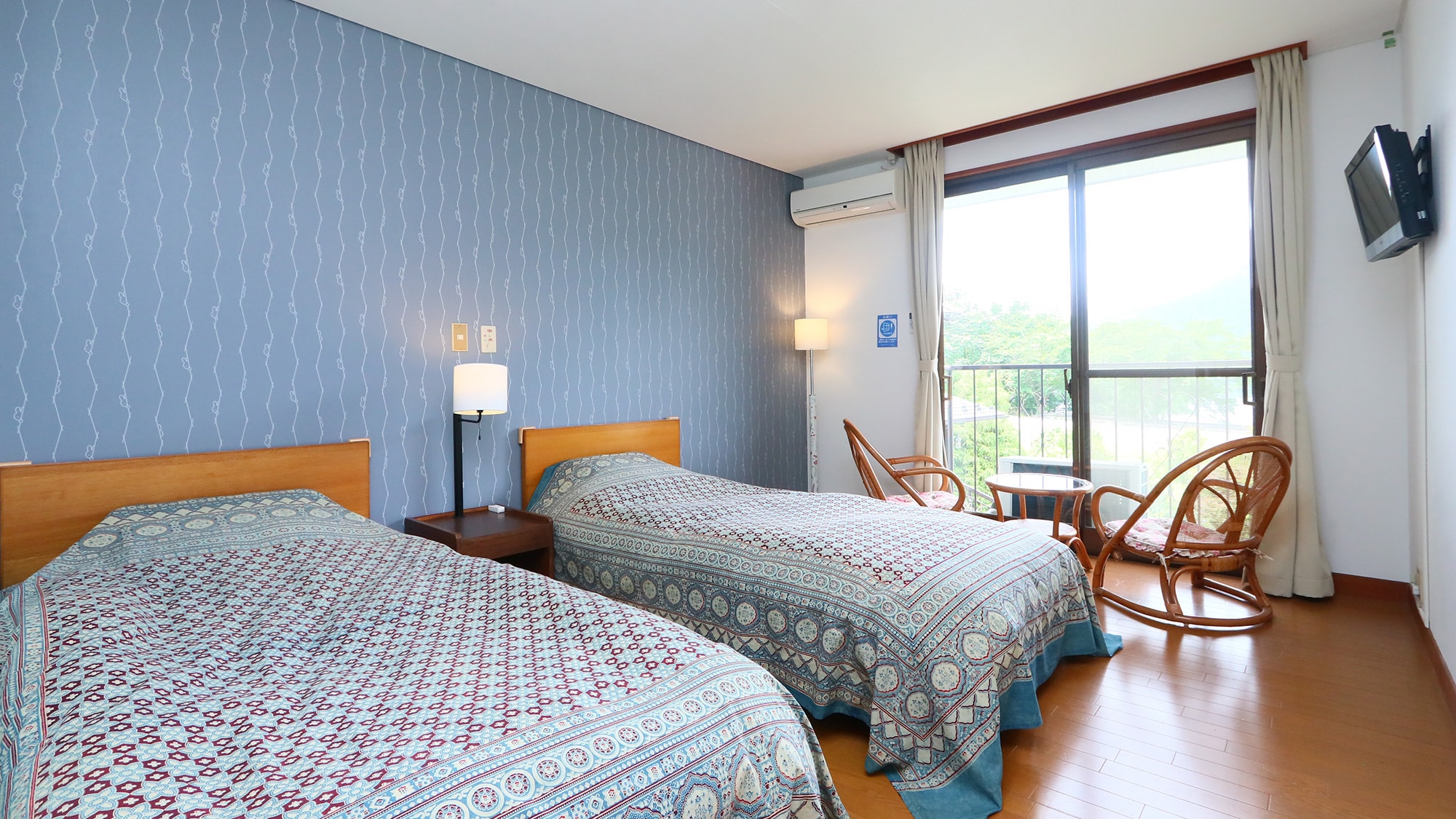 An example of a twin guest room on the lake side ◆ You can see Lake Kawaguchi ♪