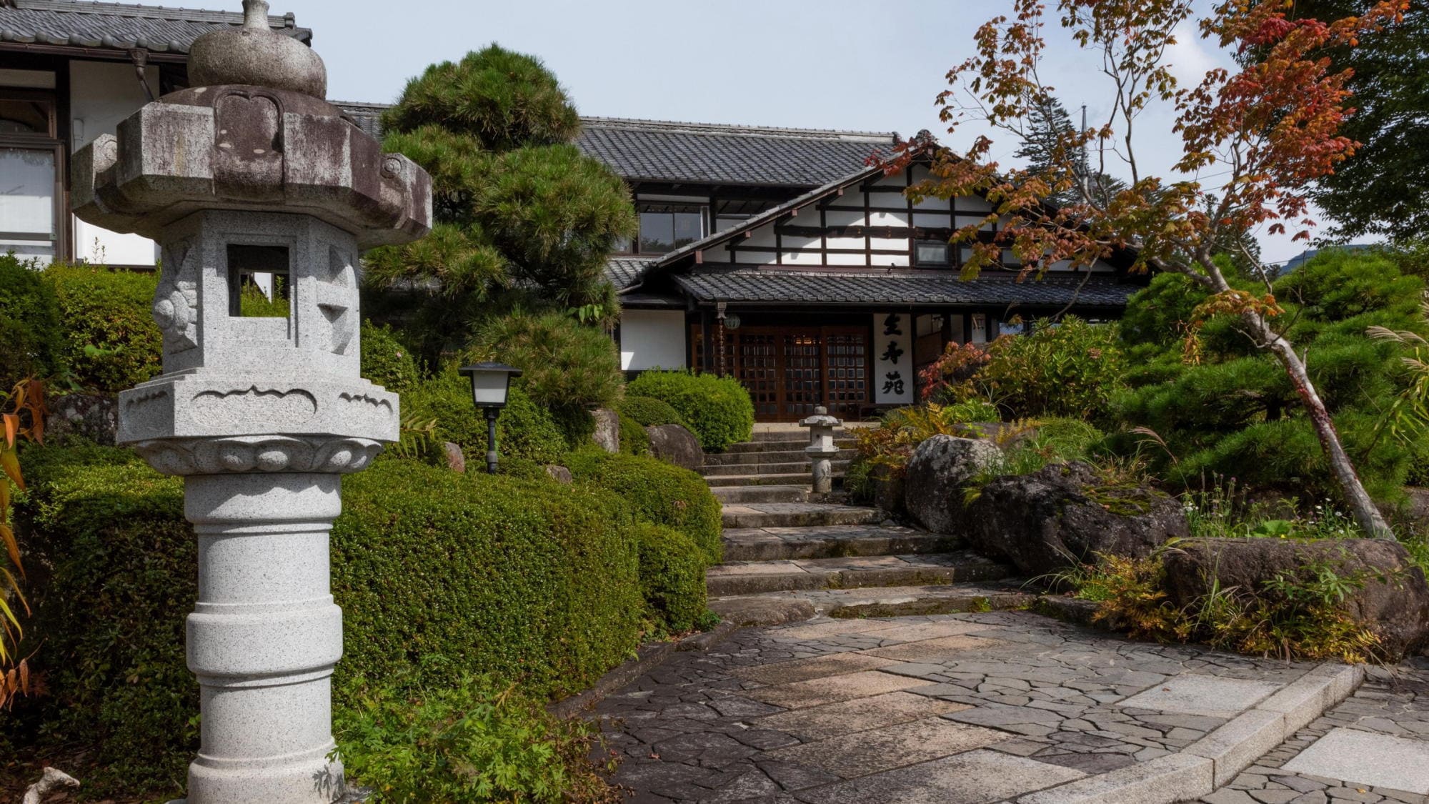 [Exterior] Seijuen is a small hot spring inn with only 13 rooms, located on a vast 8,000m2 site in a rural area surrounded by Mikuni mountain ranges.