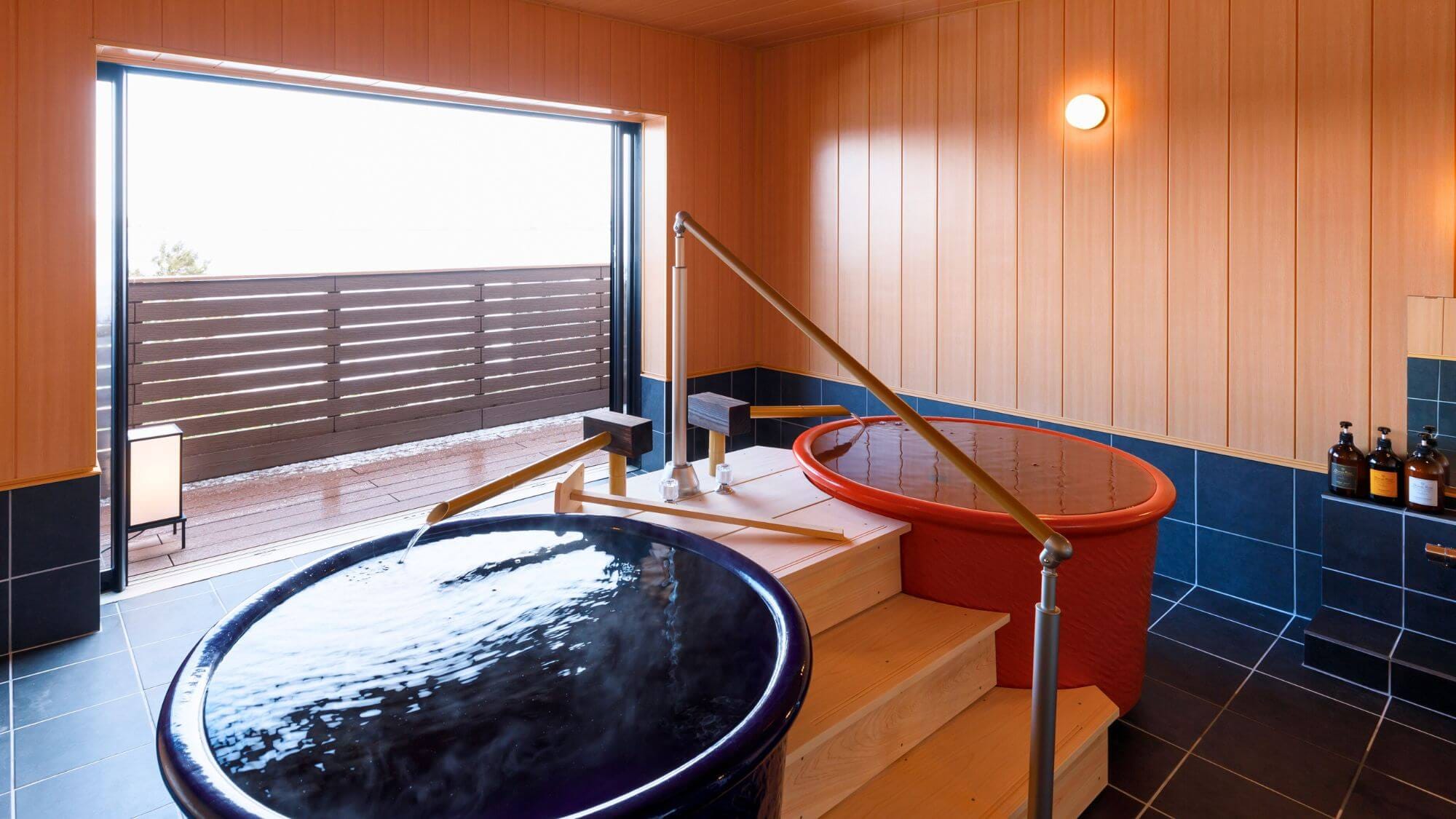 Private bath "Lake Bath" Equipped with two boiling pots, this open private bath overlooks the lake.