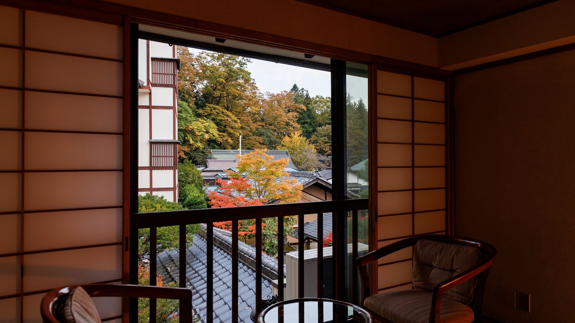 ■ [Satsuki] Main building Japanese-style room, 8 tatami mats / Overlooking the atmospheric Suwa Taisha Shrine