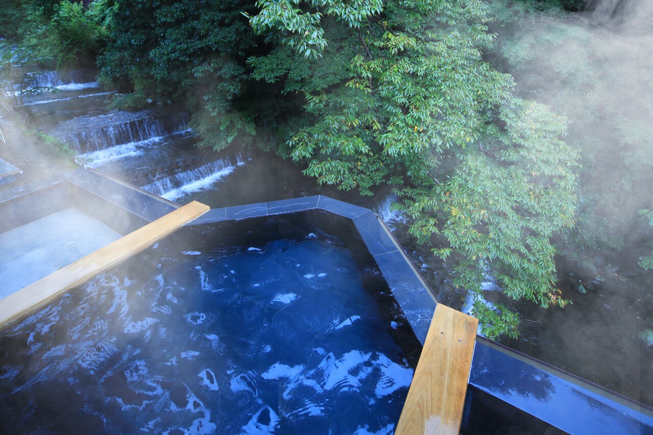 [Away purple leaf] An example of an open-air bath with a view