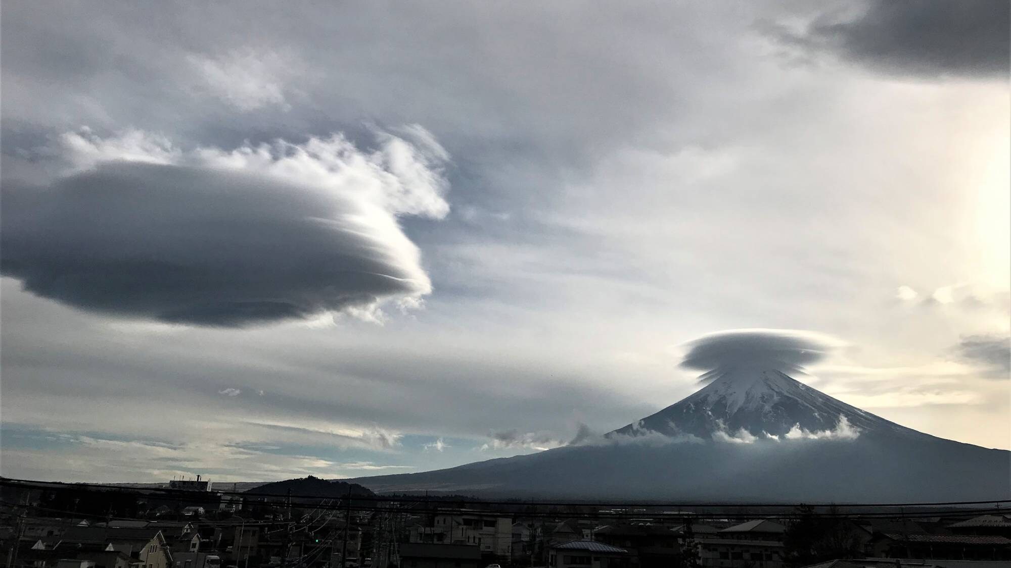 ・ <周围>阴天的富士山