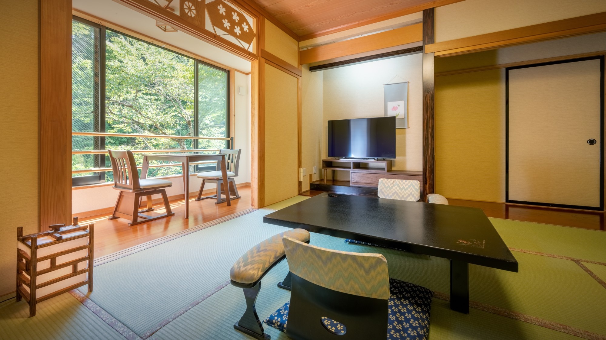 [Japanese-Western room (8 tatami mat Japanese room + wide veranda + twin room)] This room is recommended for families and friends.