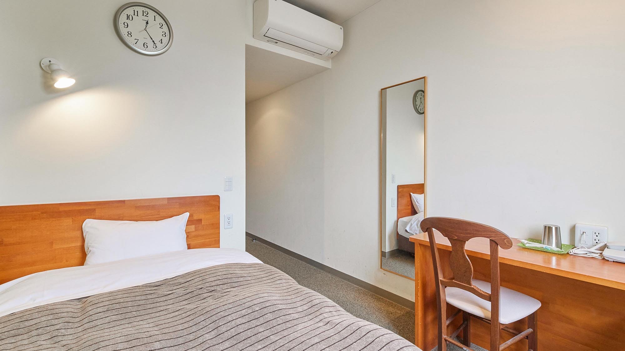 ・【713】A comfortable, relaxing, smoking semi-double room perfect for business or solo travel.