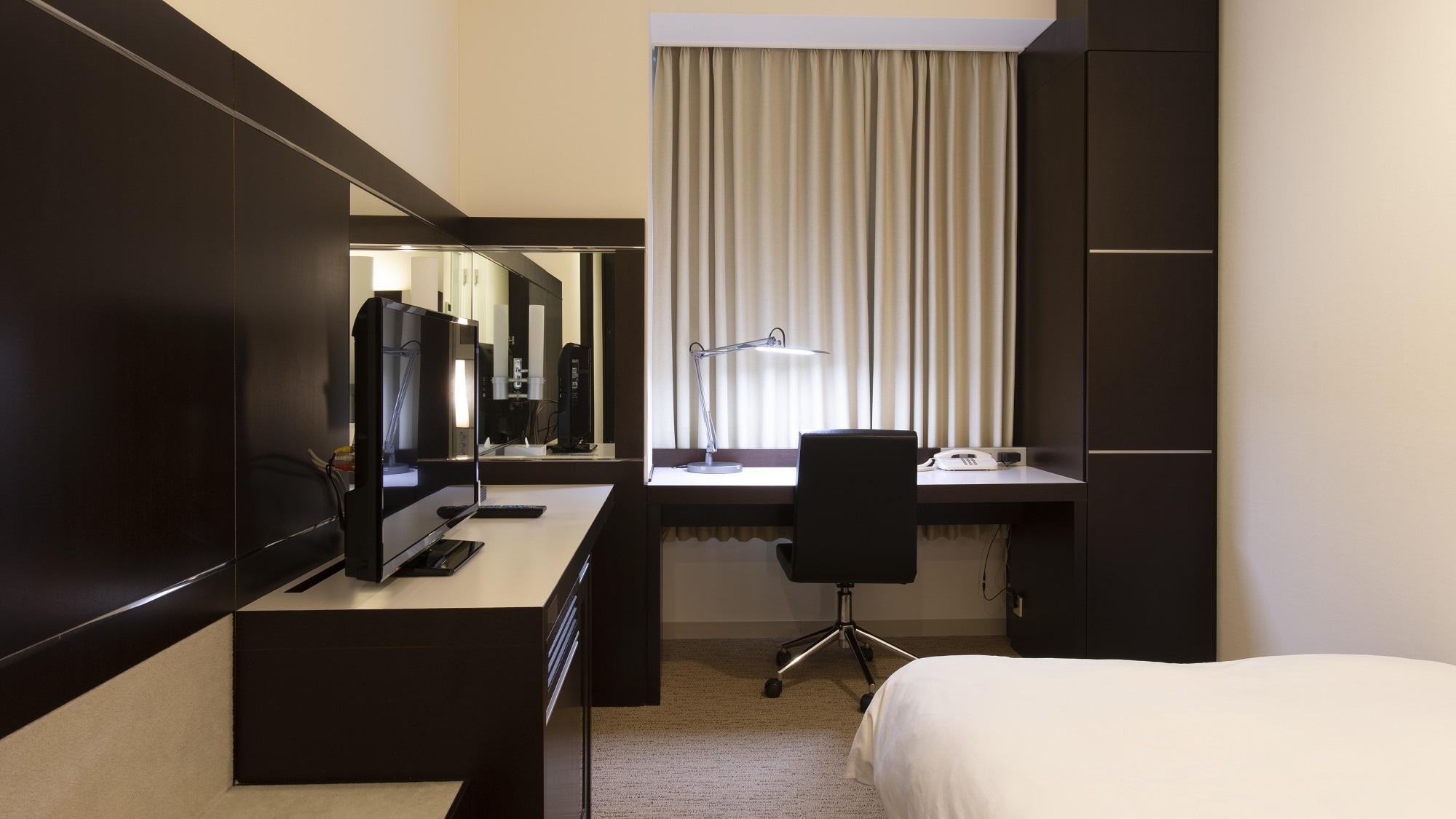 ◆Single room | Equipped with a spacious desk and a standing lamp, you can enjoy your stay in comfort.