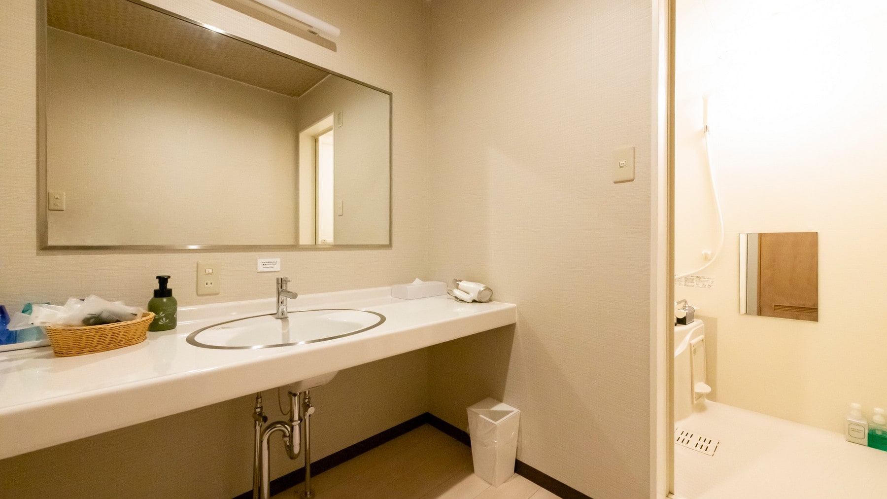 <Relaxing Japanese-style room of 12 to 15 tatami mats> Spacious washroom space that is easy for families to use
