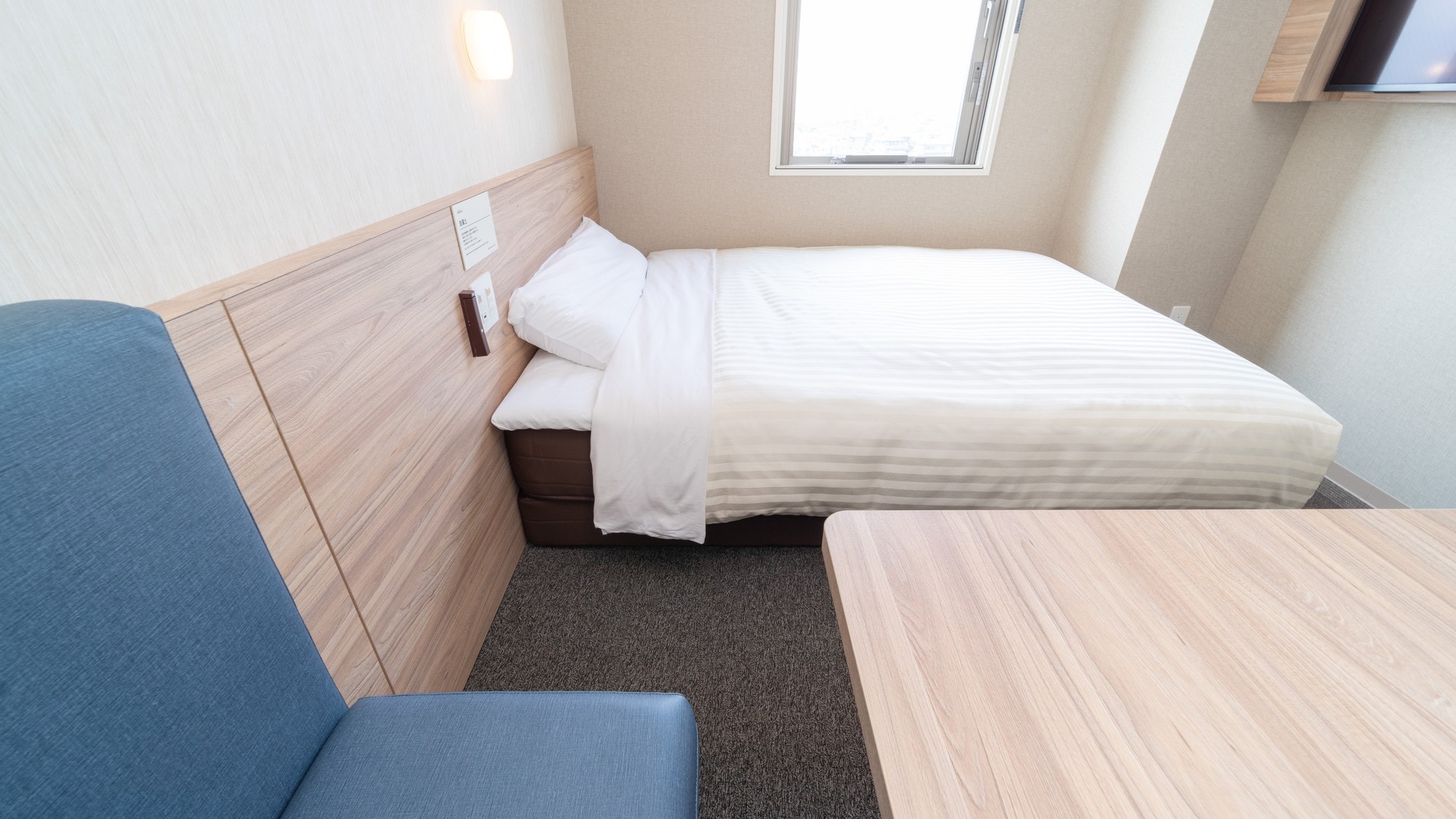 寬敞的辦公桌讓您輕鬆工作