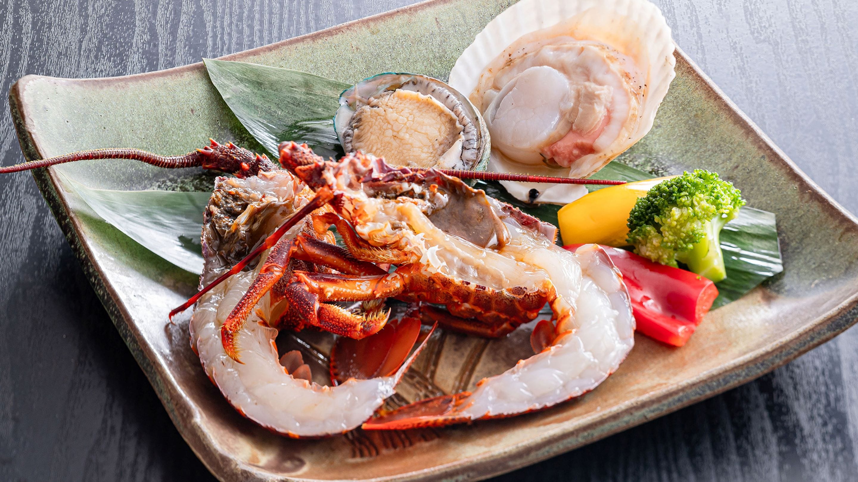 Hải sản nướng cao cấp (bào ngư, sò điệp và tôm hùm gai tươi sống) *Hình ảnh
