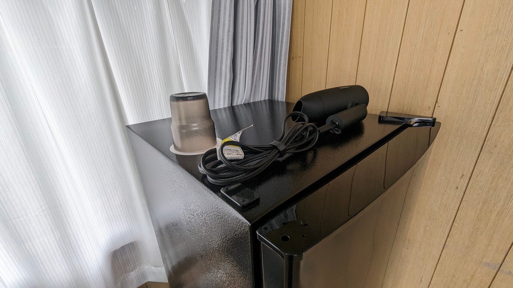 提供杯子、吹風機和冰箱。