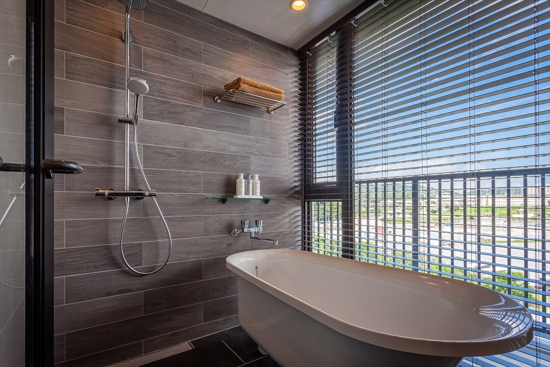 Cat-foot bathtub, view from the bathroom (4th to 6th floors)