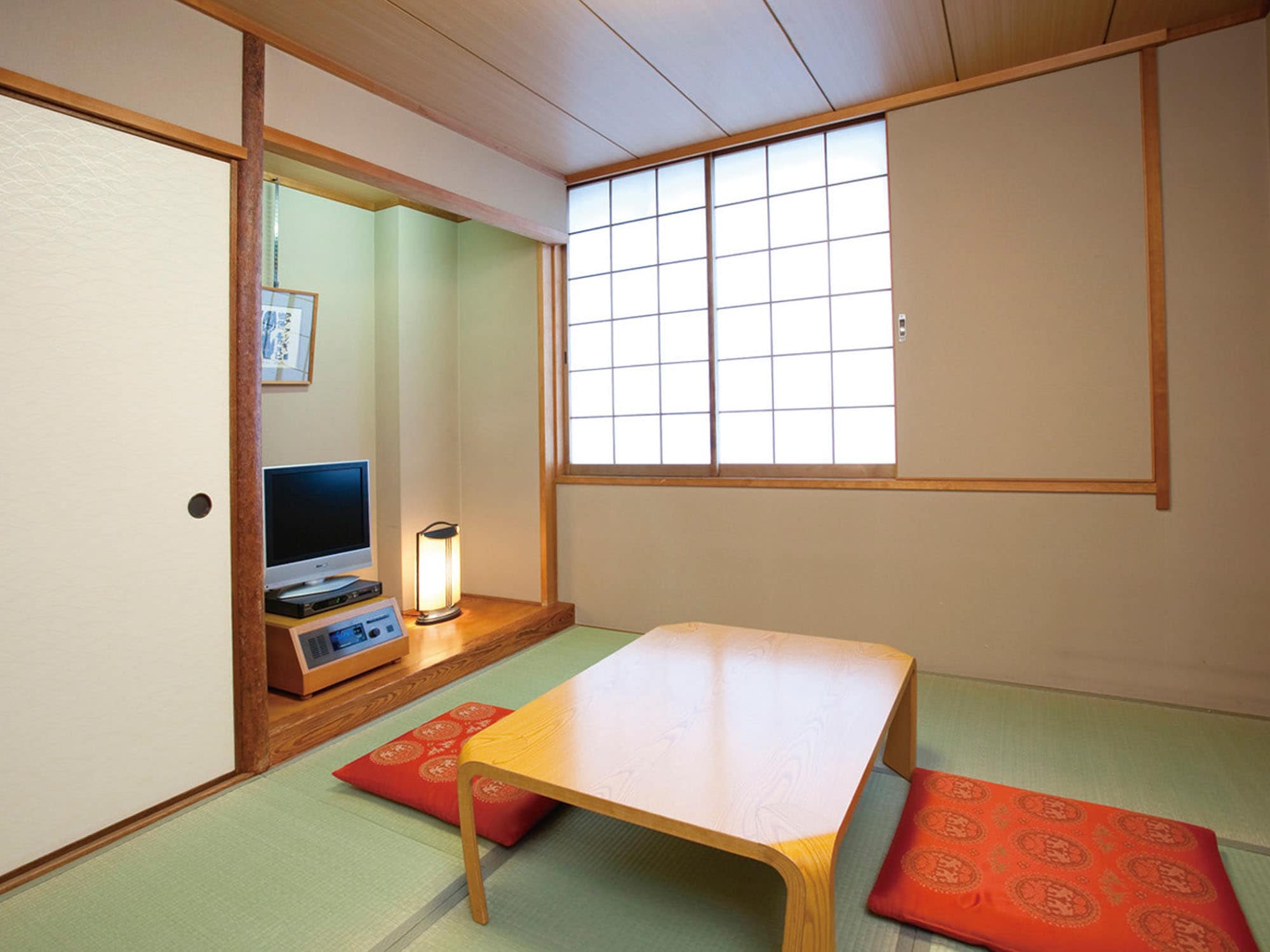 [Japanese-style room, 6 tatami mats]