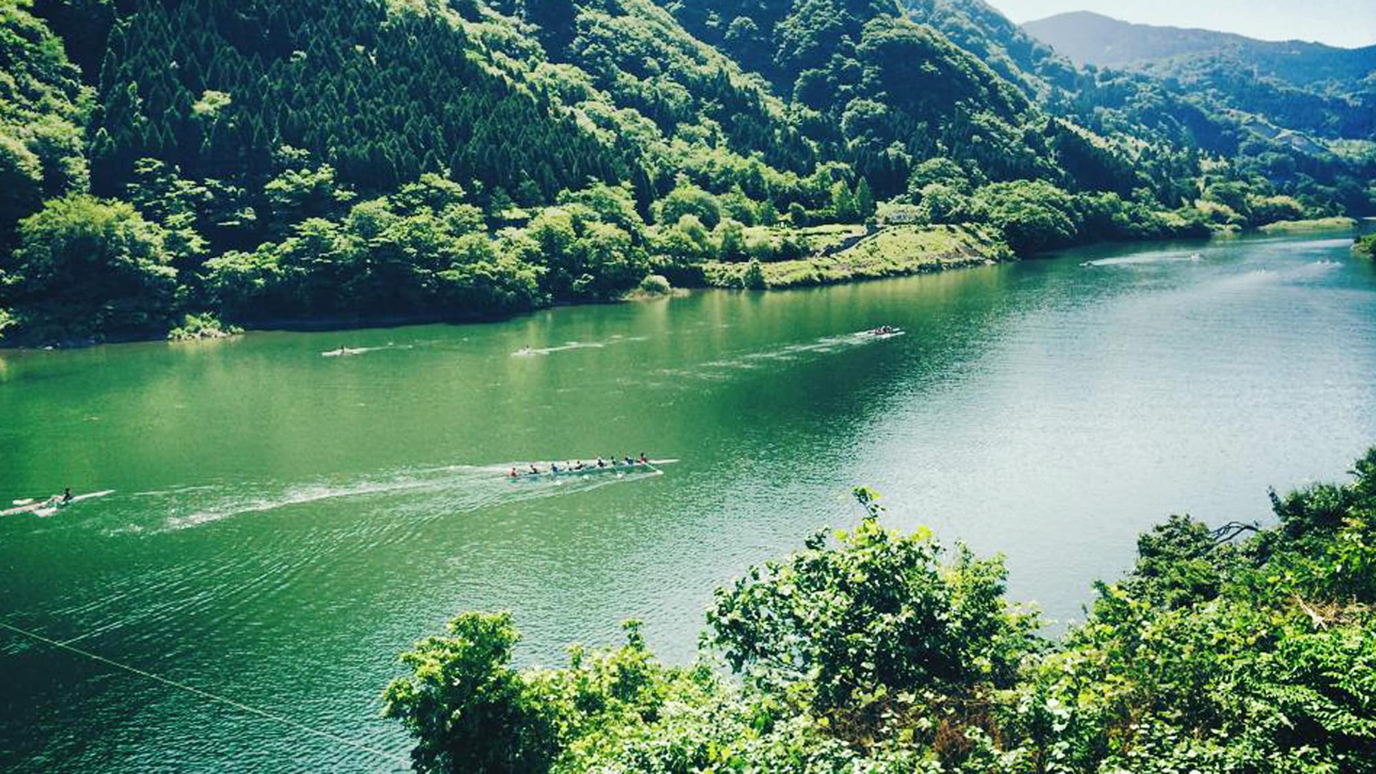 * Jinzu River: Please relax while looking at the emerald green river surface.
