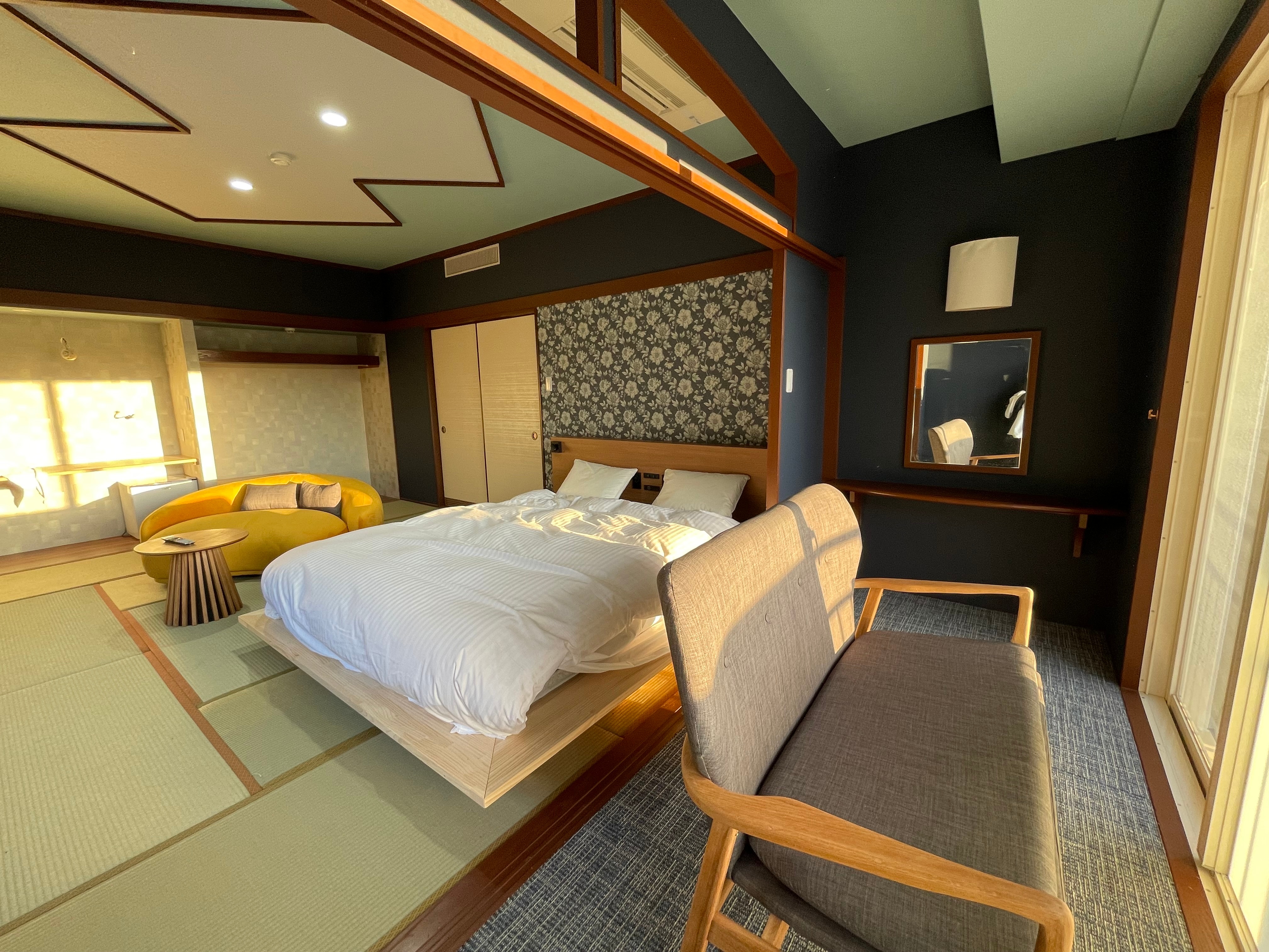Hot Spring Town Queen Room: 12 tatami mats + queen bed (46m²) Corner room with great view.
