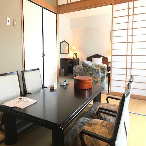 [Japanese-Western style room] The bed and tatami mats double the degree of relaxation, making it a slightly luxurious Japanese-style room + twin room ♪