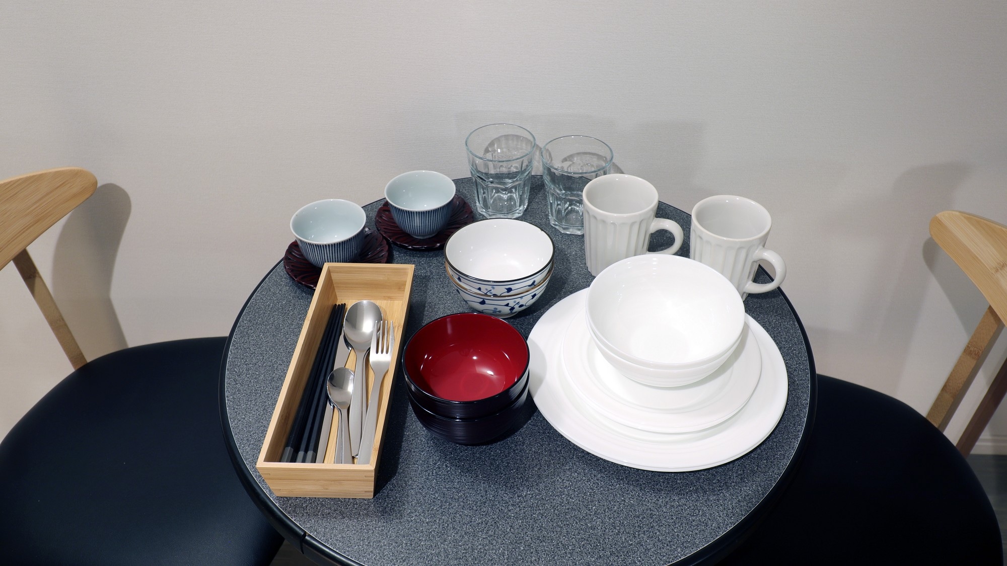 附廚房的客房提供餐具。