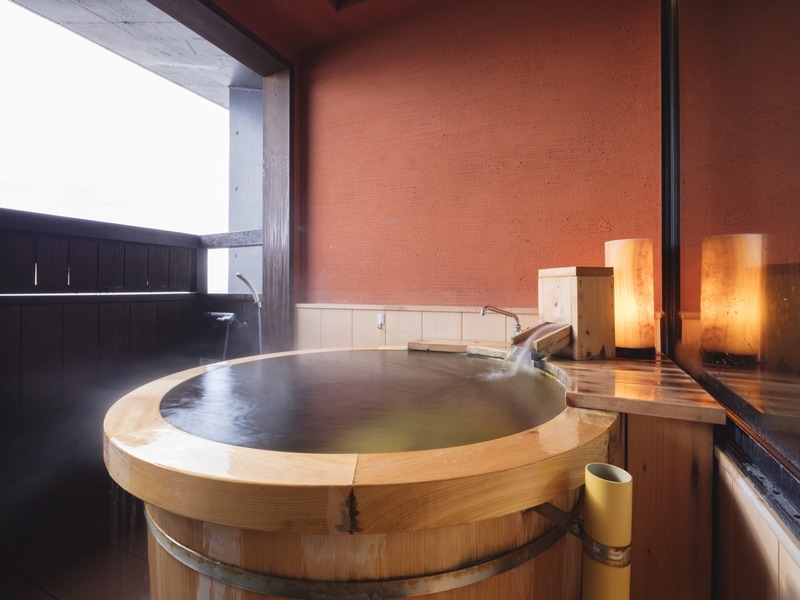Barrel-shaped open-air bath in the room