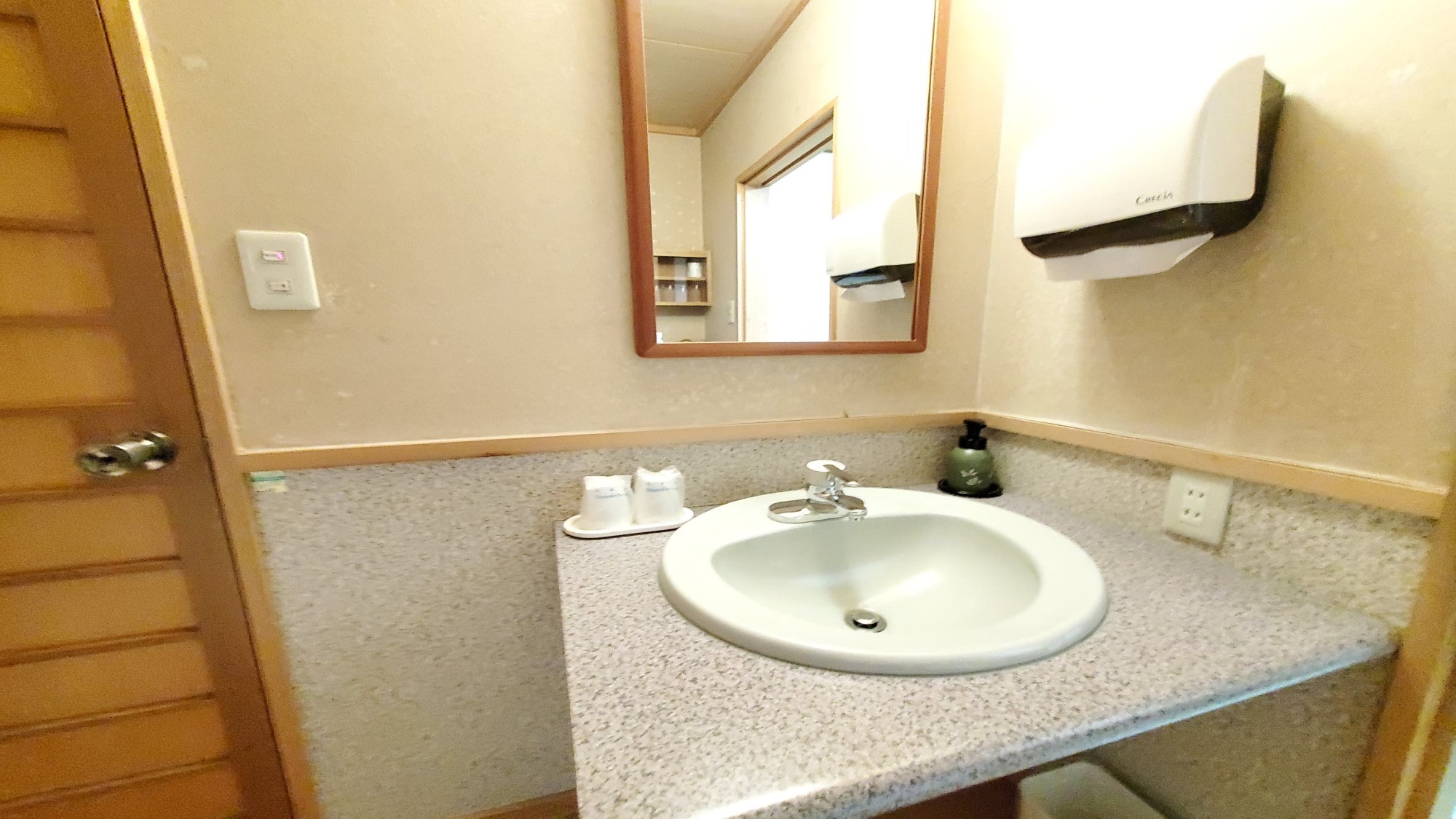 [Japanese-style room 8 tatami mats] Washroom