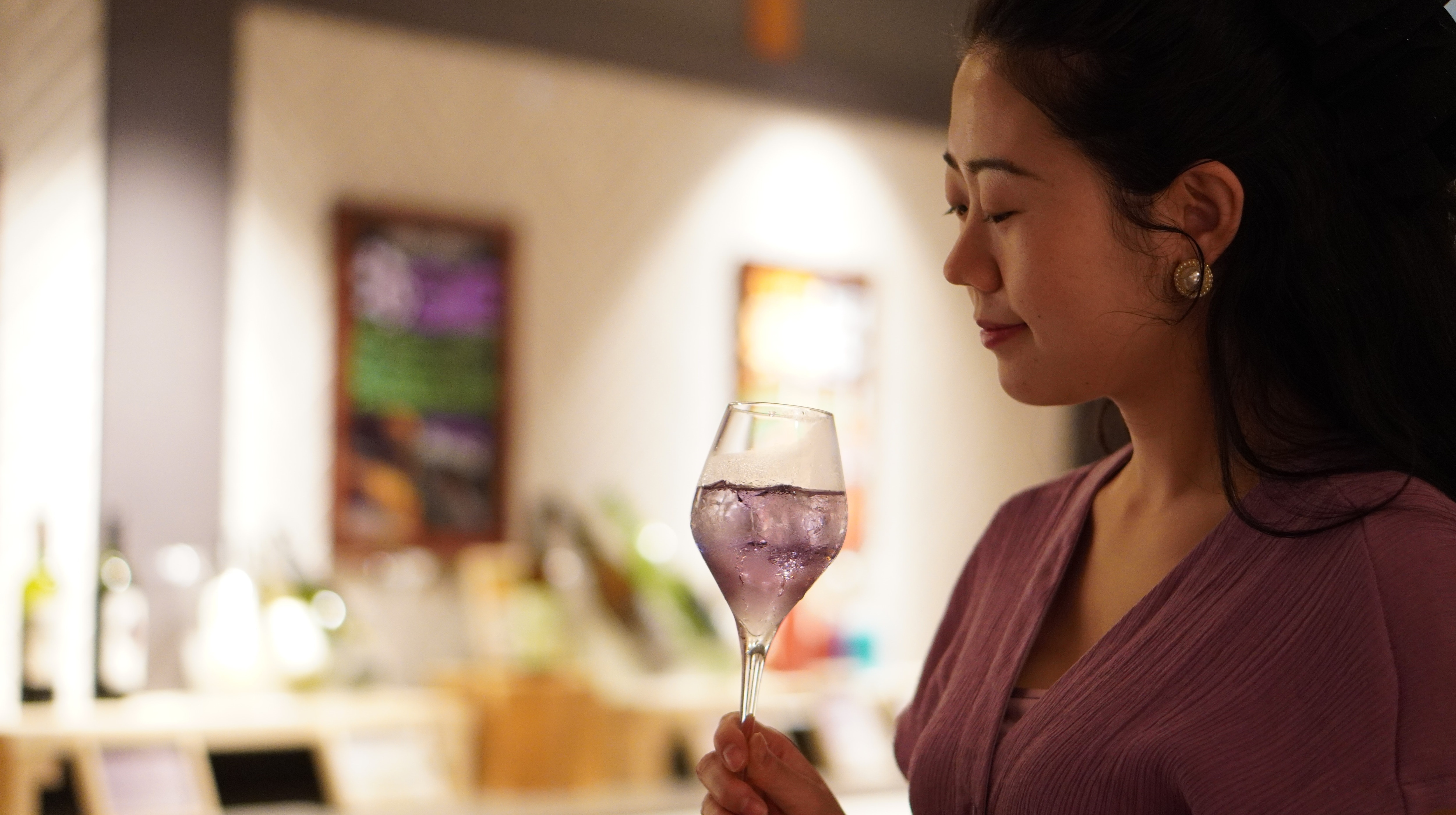 免費 AWABAR 也提供色彩繽紛的雞尾酒