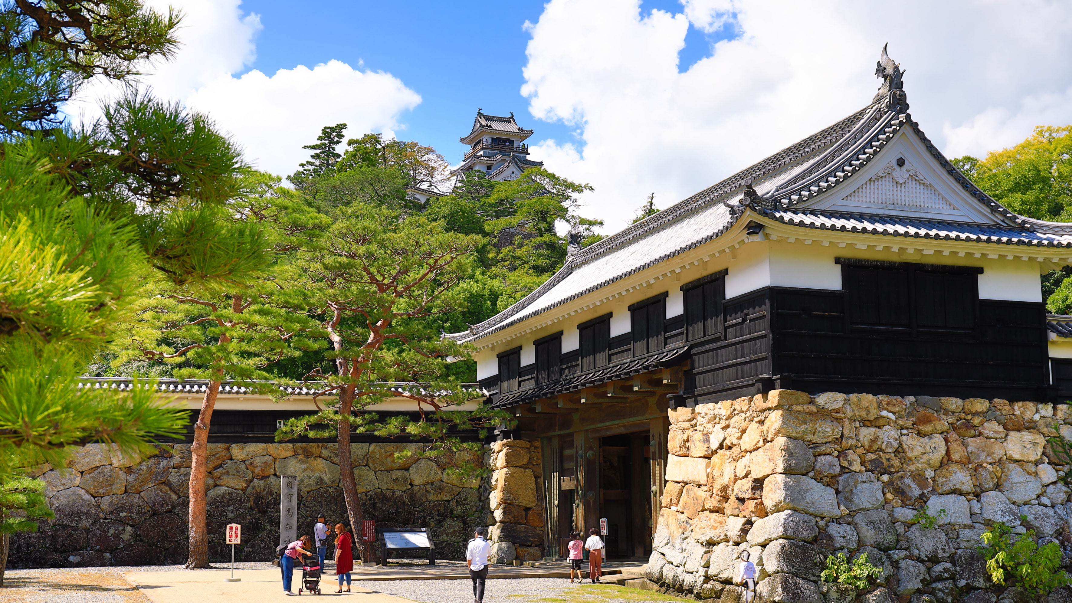 7 minutes walk to Kochi Castle entrance