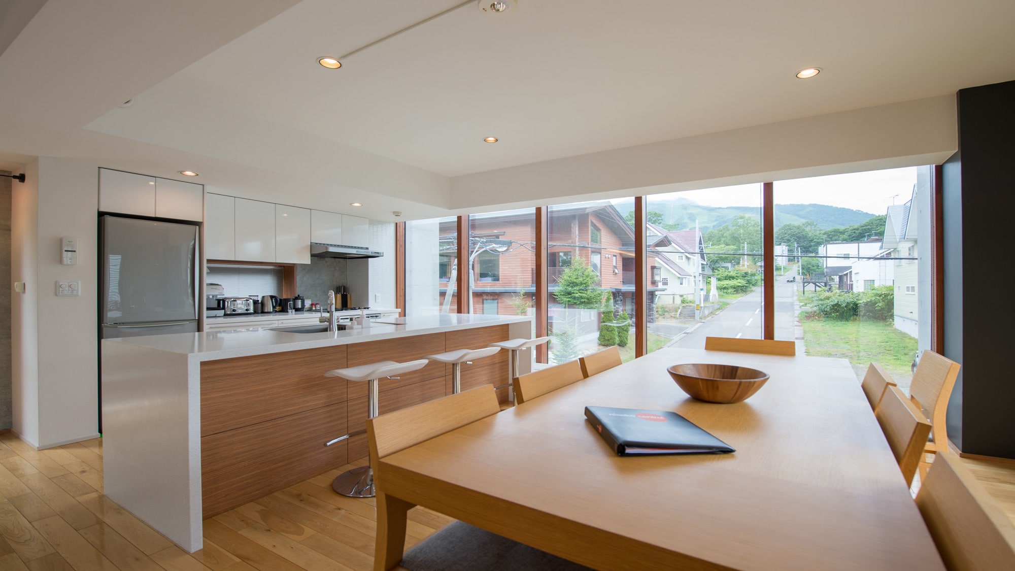 Kitchen & Dining