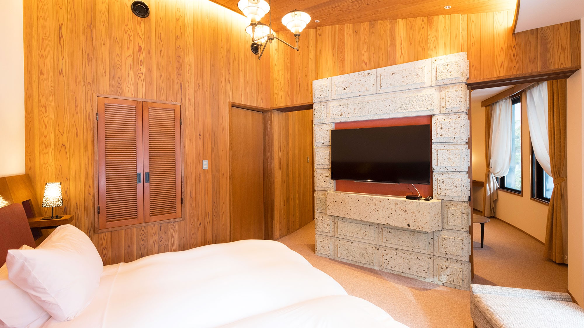[Top floor of main building / 50 square meters] A bright, calming, high-quality room with a view of the cedar trees from the window.