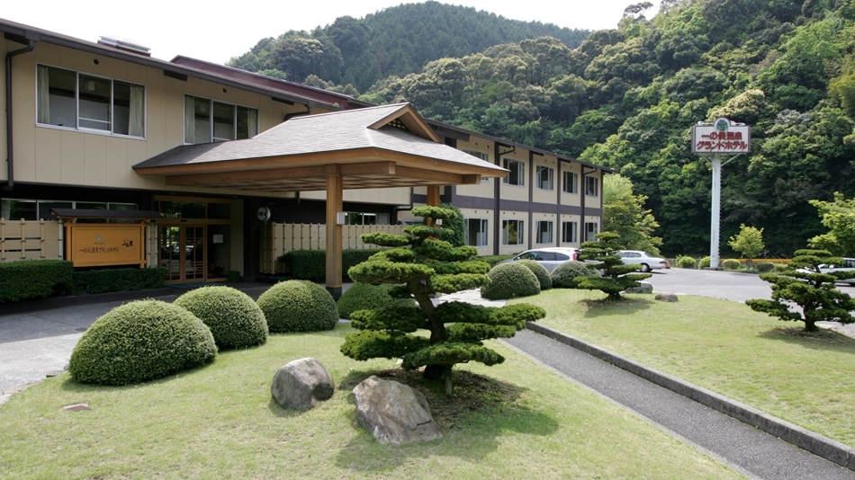 An inn surrounded by lush mountains. Convenient for sightseeing, just 35 minutes to Tsunoshima Island and 60 minutes to Motonosumi Shrine.