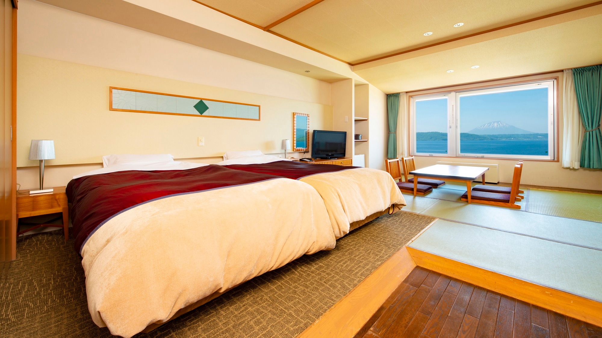[West Building / Japanese / Western Room] Two types of rooms are available: a room with a bed on the windowsill overlooking Lake Toya and a room with a tatami mat space.
