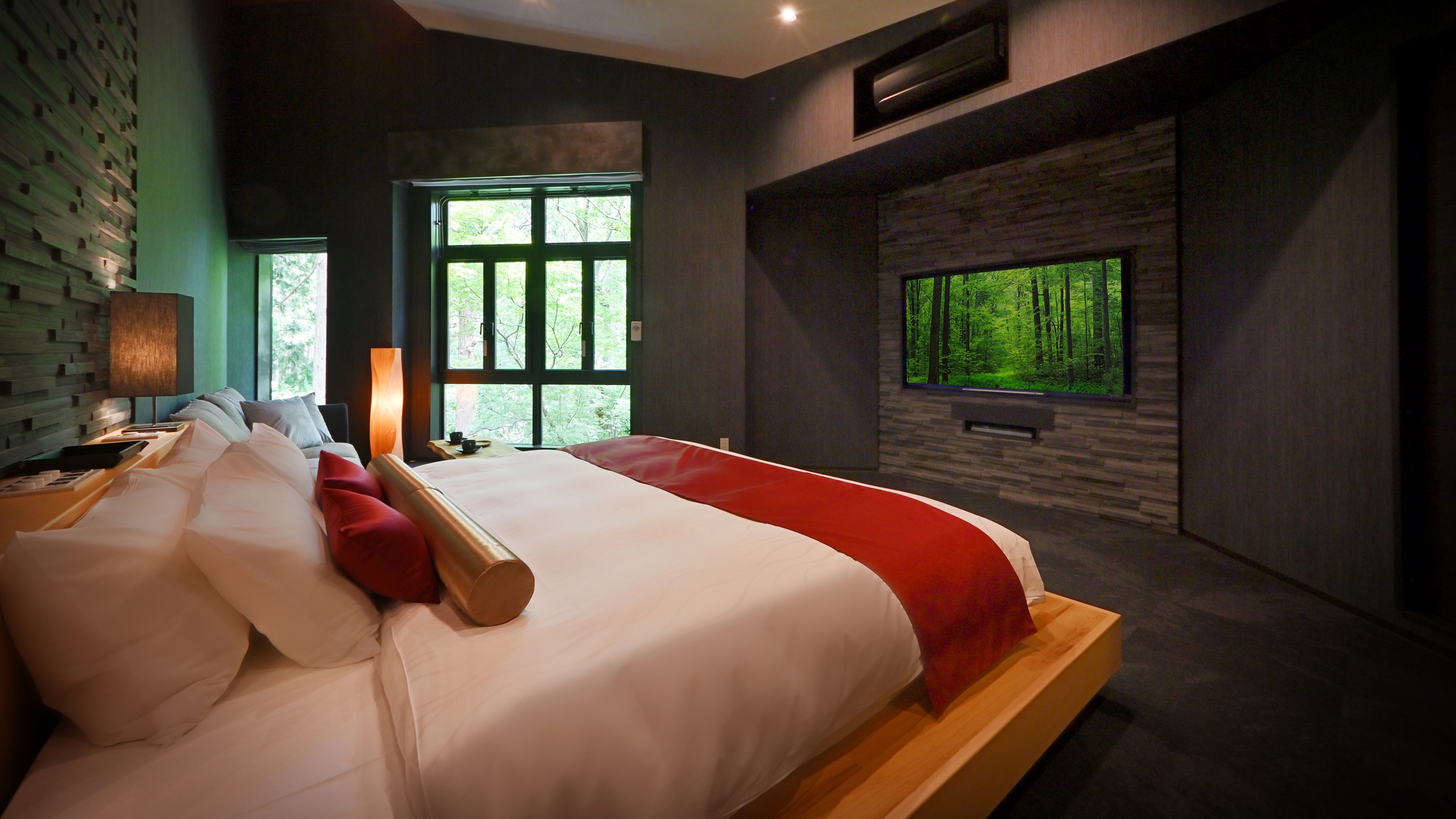 [Kamar King Double] Langit-langit setinggi 4m di titik tertingginya, dan jendela besar menawarkan pemandangan hutan sejauh mata memandang.