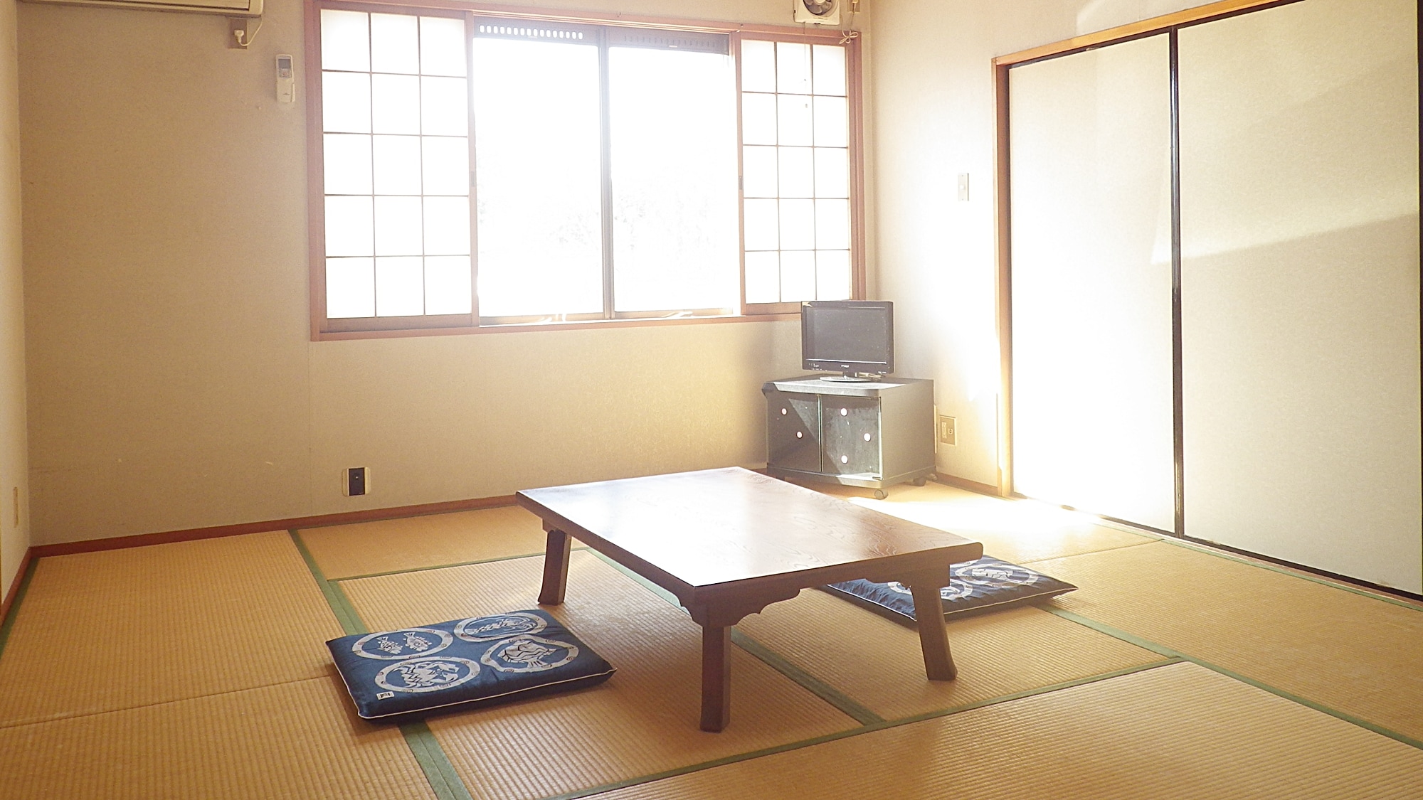 * [Japanese-style room 8 tatami mats] We will prepare 6 tatami mats or 8 tatami mats according to the number of people reserved.