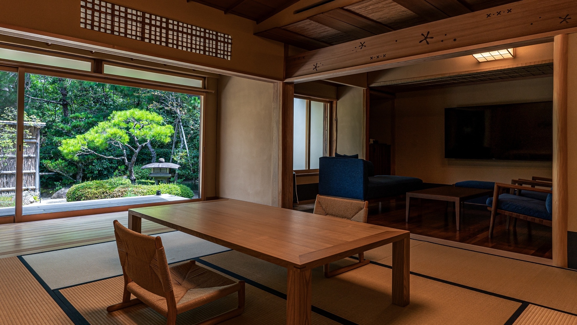 Ten no Ukihashi (special room) Approximately 95 square meters. Japanese-style room (8 tatami mats) + living room (6 tatami mats) + bedroom, study, semi-open-air bath