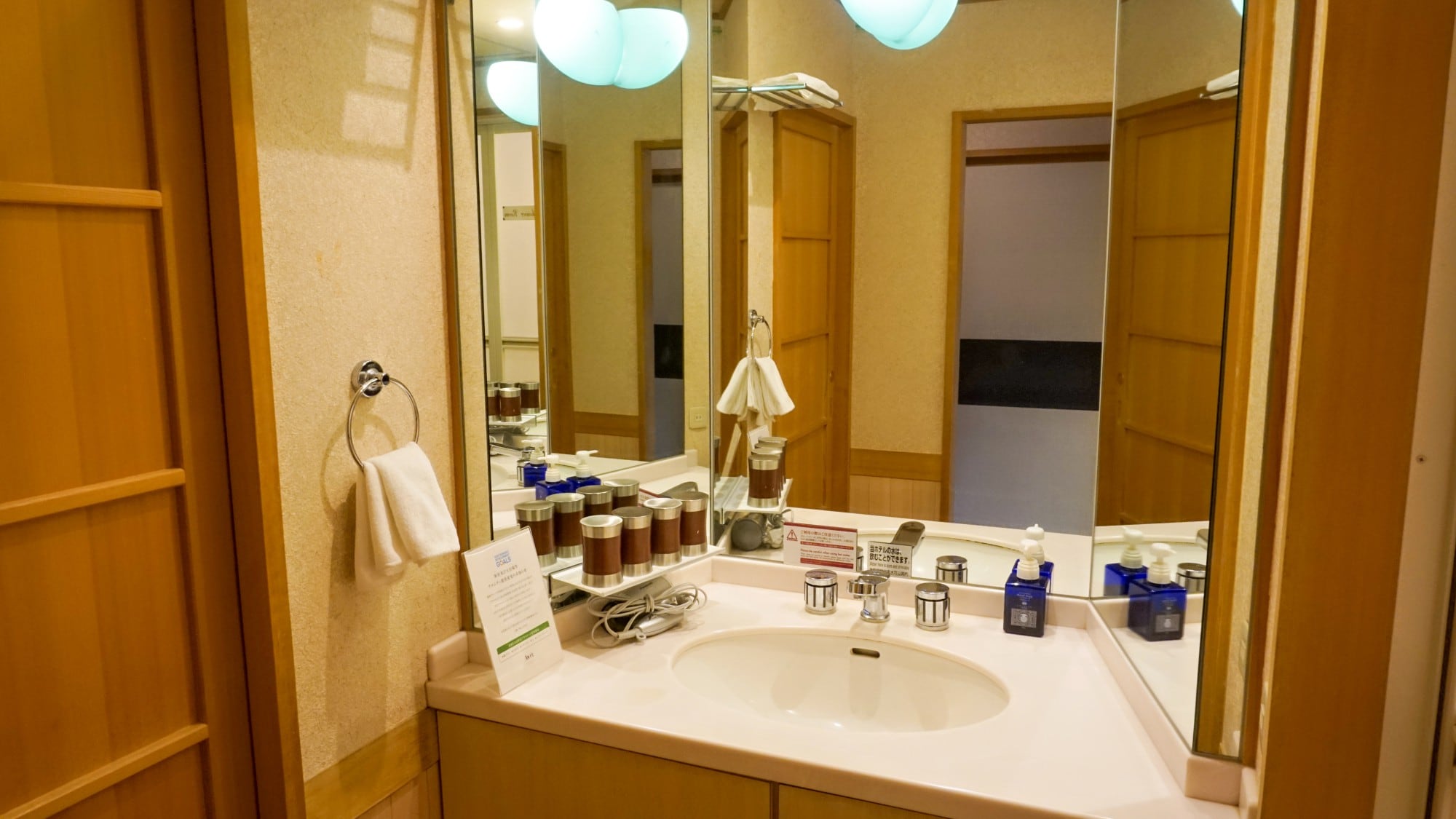 [Wings Building] Japanese-style room (shower booth) / The room is equipped with a shower booth and separate sink (image)