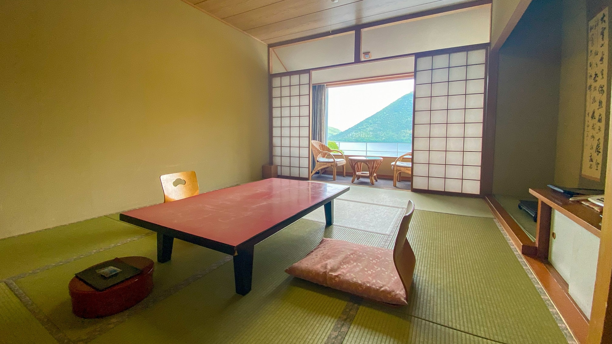 Kamar bergaya Jepang 10 tatami (contoh kamar tamu) yang dapat menampung hingga 5 orang.